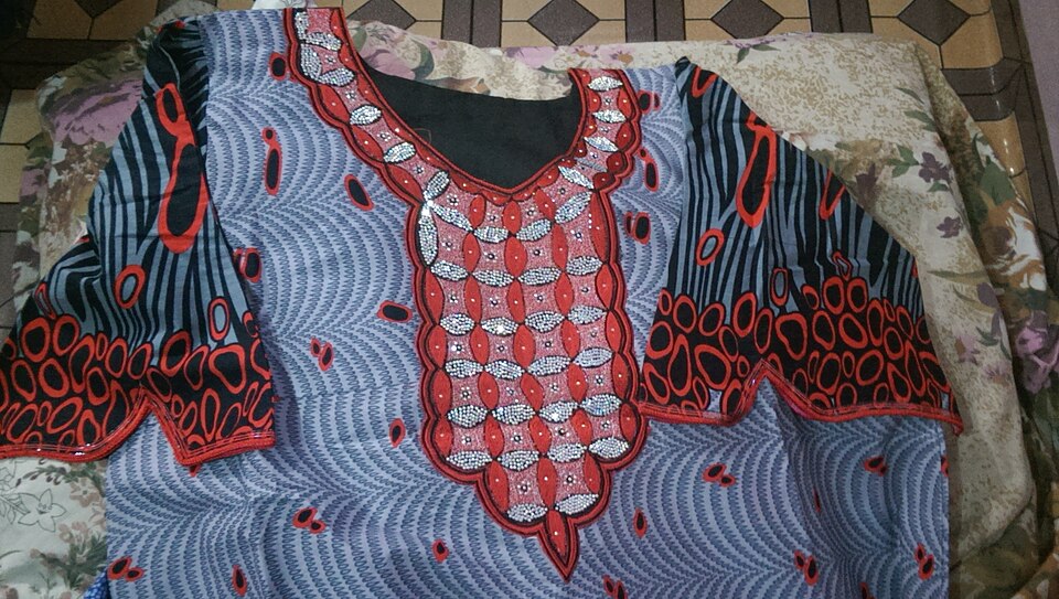 Caftan brodé main — taille M, porté une fois