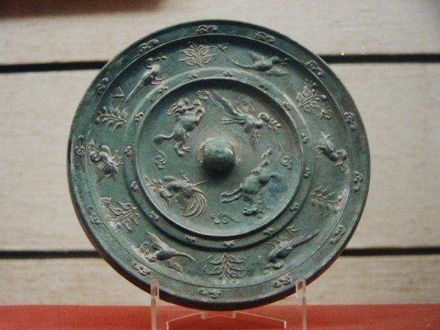 Miroir en bois sculpté et laiton — 90 × 60 cm