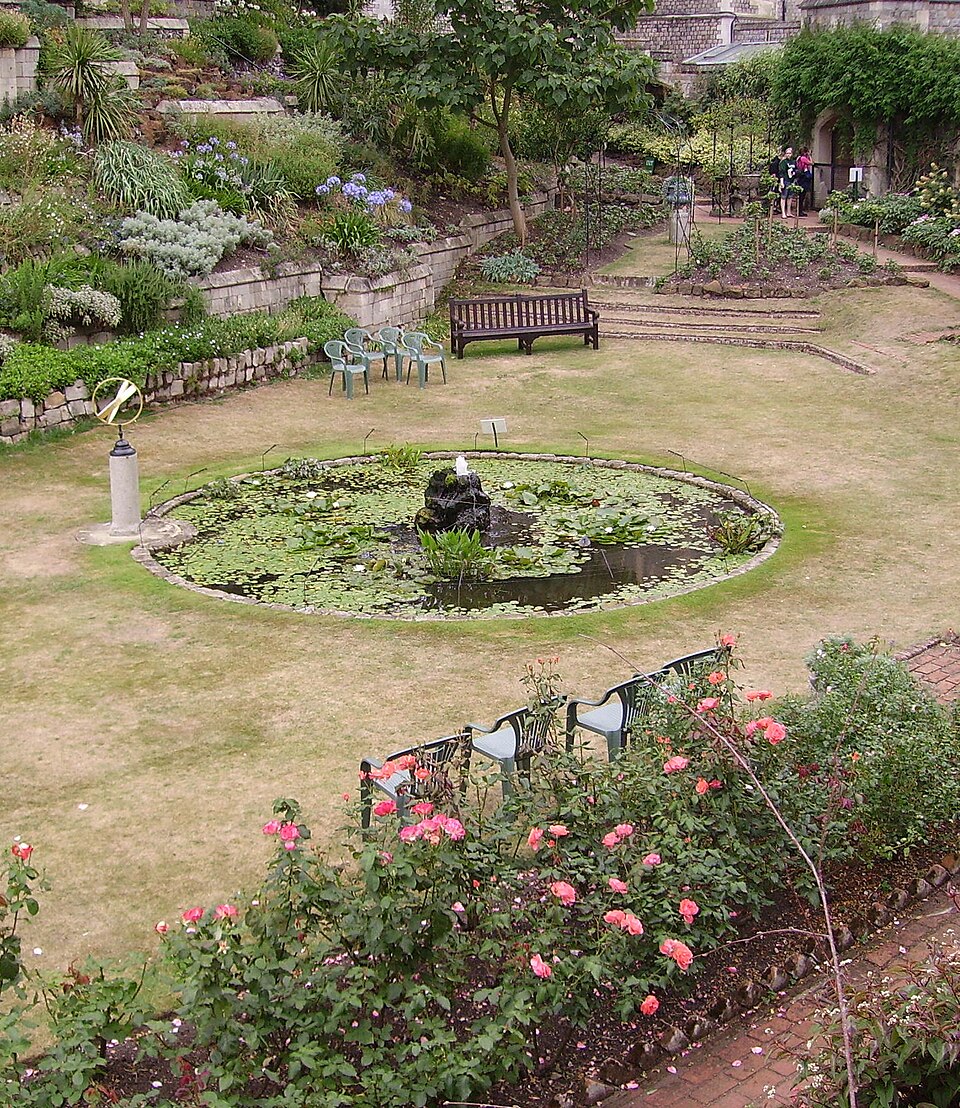 Salon de jardin en résine tressée — 4 places + table