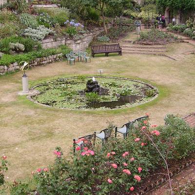 Salon de jardin en résine tressée — 4 places + table