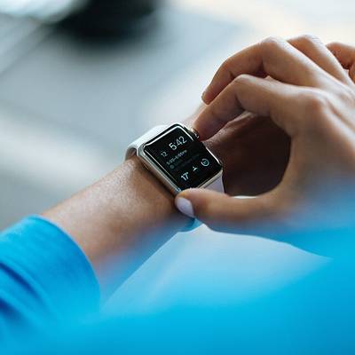Apple Watch SE 44 mm — bracelet sport, bon état