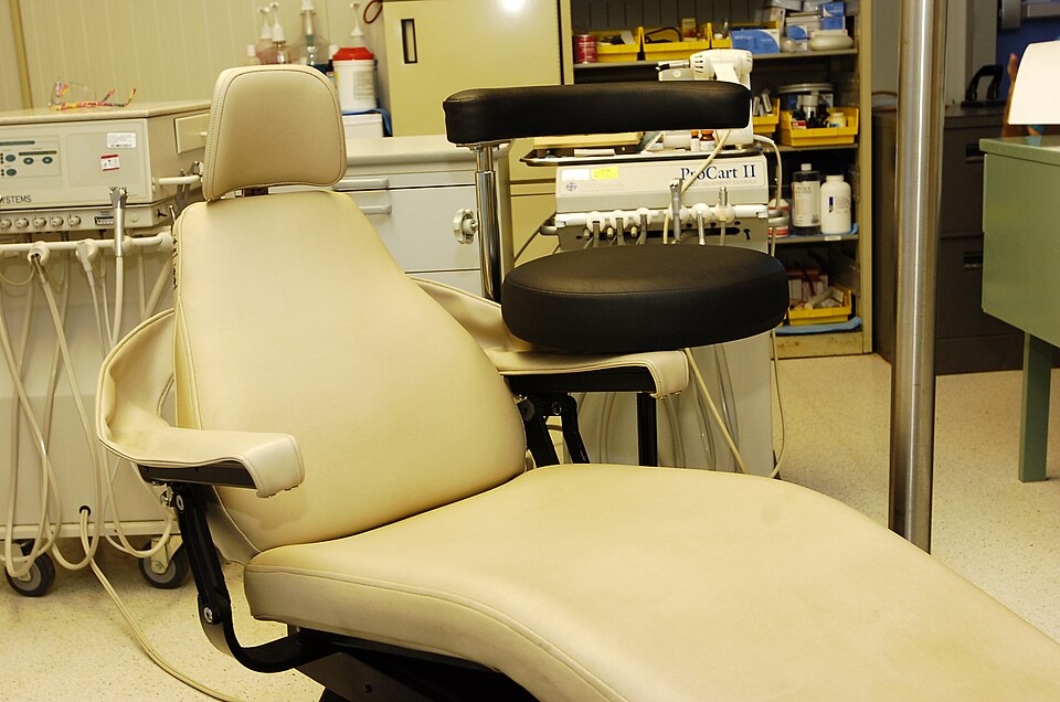 Fauteuil dentaire complet — révisé, avec compresseur