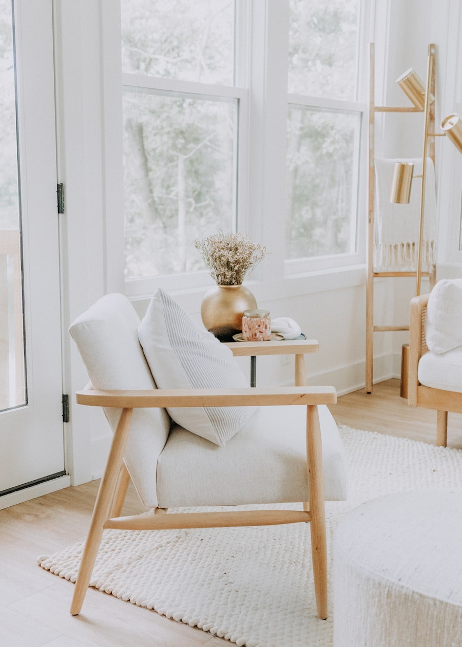 Fauteuil scandinave en bois clair