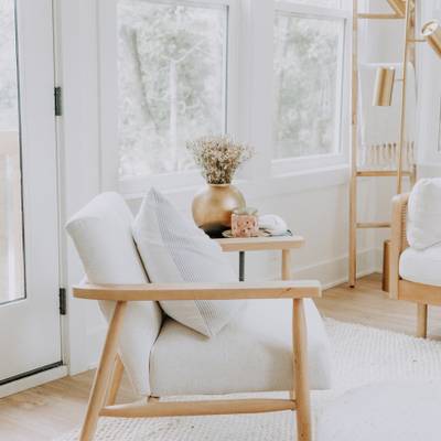 Fauteuil scandinave en bois clair