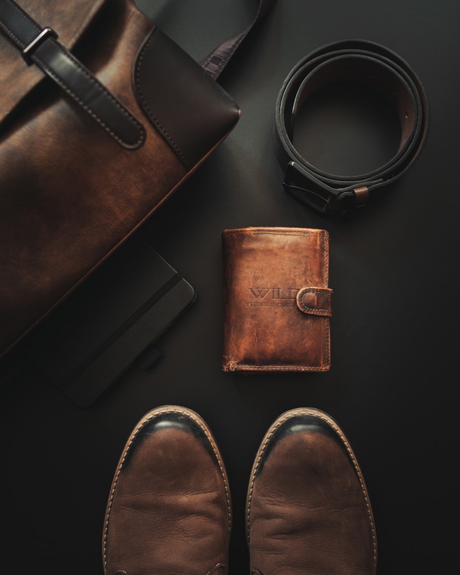 Sacoche, ceinture et portefeuille en cuir